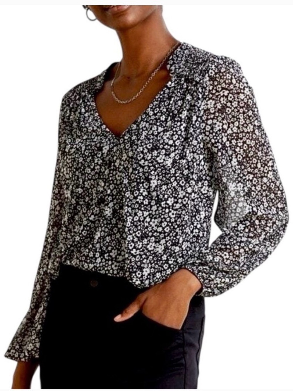 Evereve Black and White Floral V-Neck Blouse with Smocked Hem